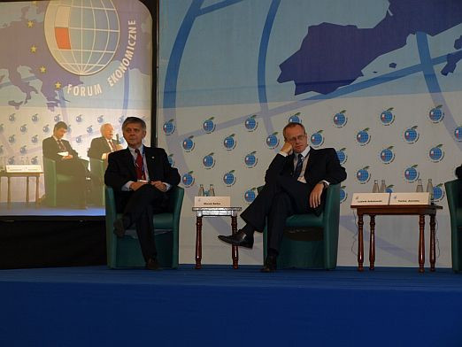 Marek Belka i Ludwik Sobolewski podczas sesji plenarnej Forum