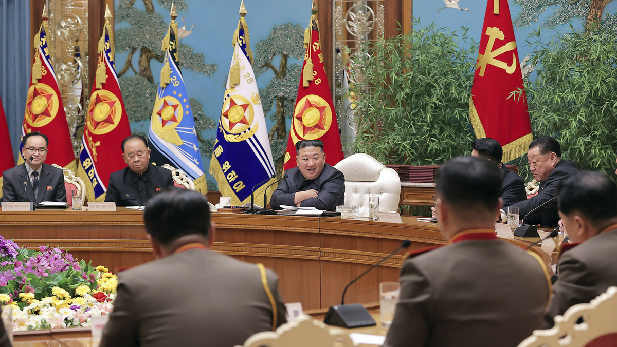 Kim Dzong Un zadecydował. Uwagę dziennikarzy zwrócił symbol na fladze