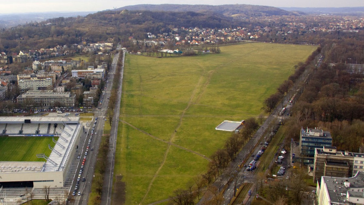 Prezentacje grup dożynkowych i wieńców uwitych z kłosów zbóż, ziół, kwiatów i owoców uświetniły święto plonów zorganizowane w niedzielę na krakowskich Błoniach. Każdy z nas może dołożyć swoją cegiełkę do dzieła ratowania świata przed ekologiczną zagładą – mówił podczas miejskich dożynek bp Damian Muskus.