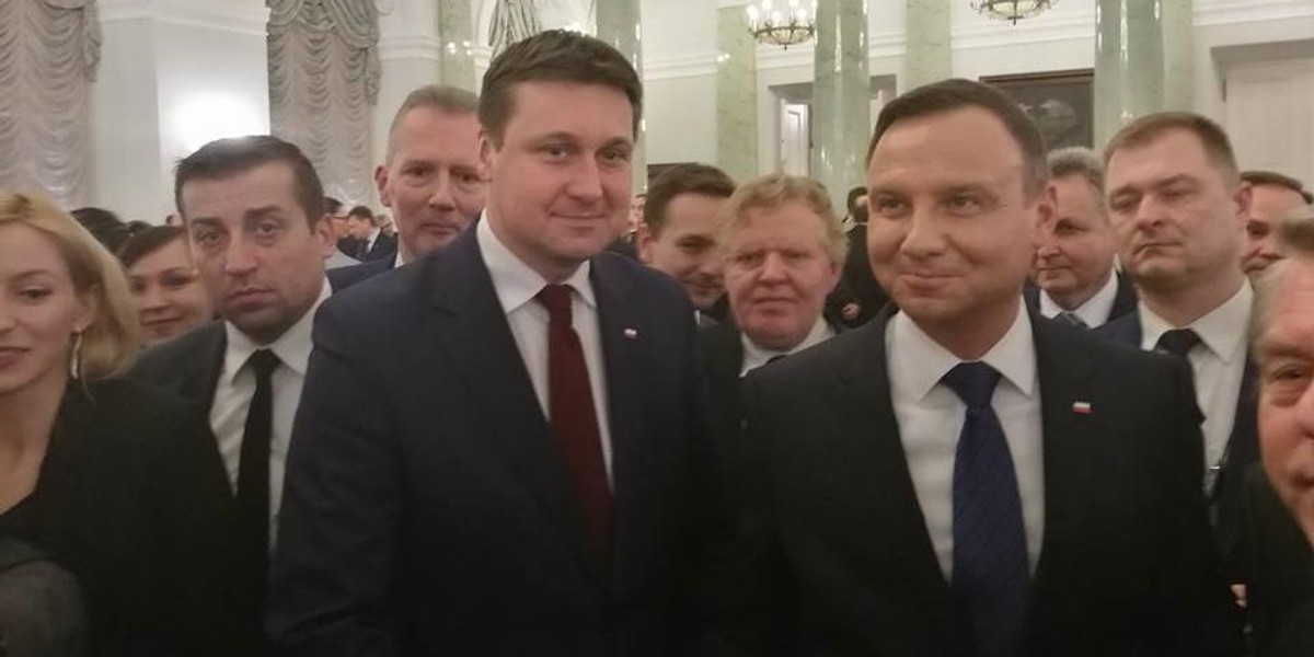 Seksposeł lansuje się na imprezie PiS!