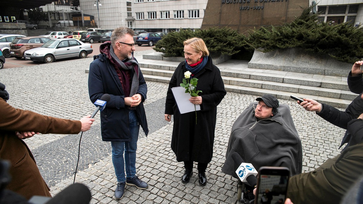 Katowicka prokuratura chce przedłużenia śledztwa ws. manifestacji z listopada 2017 r., której uczestnicy powiesili na symbolicznych szubienicach zdjęcia europosłów głosujących za rezolucją Parlamentu Europejskiego ws. praworządności w Polsce.