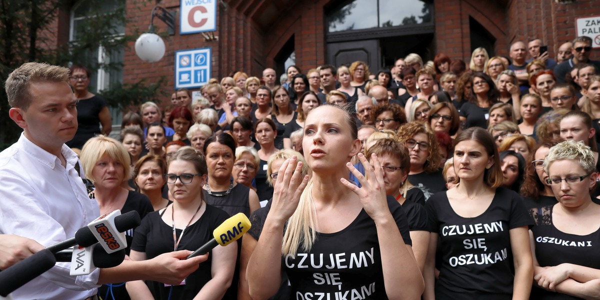 Piątkowy protest, któremu towarzyszyło hasło: "Czujemy się oszukani", polegał na tym, że zrzeszeni w porozumieniu diagności, fizjoterapeuci, ratownicy medyczni, pielęgniarki i lekarze pracowali w czarnych koszulkach lub z czarnymi opaskami na rękawach szpitalnej odzieży