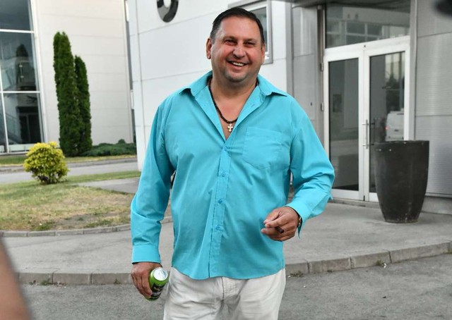 Radomir Marinković Taki, otac elitarke Maje Marinković, nedavno je poneo titulu srpskog Hjua Hefnera, osnivača magazina Plejboj, koju mu je nadenula sama ćerka, inače učesnica aktuelne sezone rijaliti šou-programa Elita.