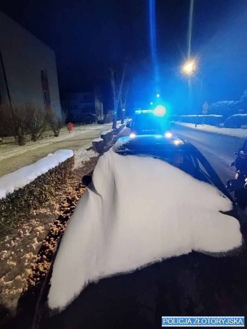 Kierowca jechał tak zaśnieżonym samochodem.