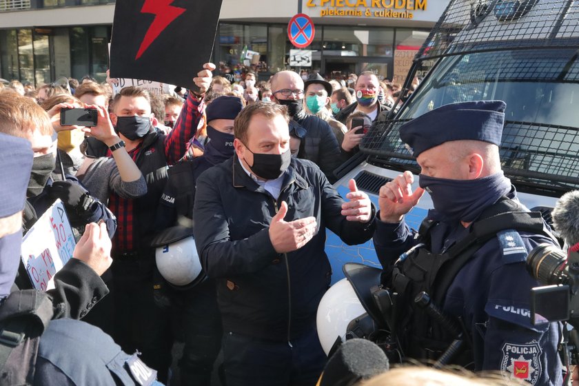 Czarny protest w Łodzi przed PiS i katedrą