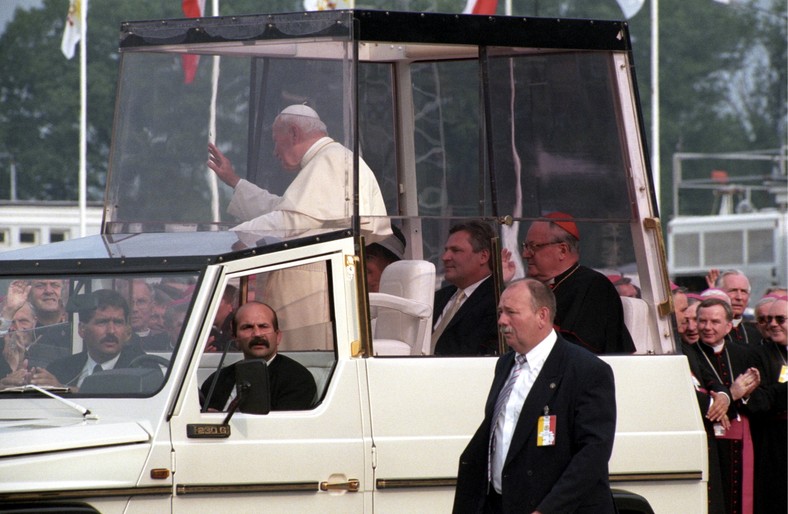 Papież Jan Paweł II i Aleksander Kwaśniewski w papamobile.