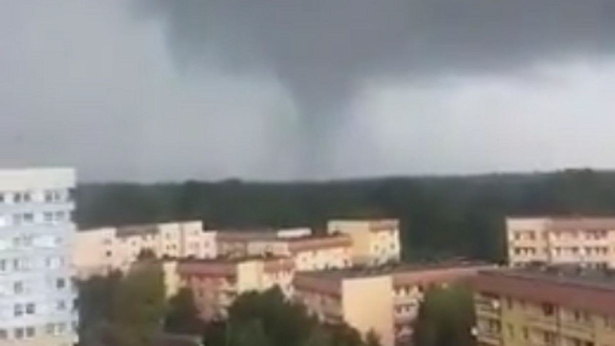 Trąby powietrzne w Polsce na szczęście nie zdarzają się zbyt często i nie powodują ogromnych zniszczeń. Kilka dni temu granatowy lejek można było zaobserwować w okolicach Polic.