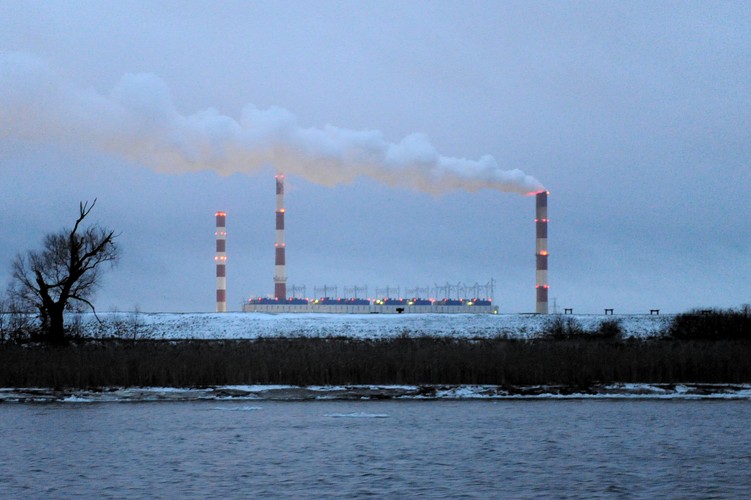 Dolna Odra <br>
Opalana węglem kamiennym elektrownia Dolna Odra wchodzi w skład Zespołu Elektrowni Dolna Odra. Zespół składa się z trzech elektrowni: mieszczące się w Szczecinie  elektrownie Pomorzany (moc: 134,2 MW) i Szczecin (68,5 MW) oraz położona w Nowym Czarnowie koło Gryfina Dolna Odra (1362 MW). W 2007 roku energia wyprodukowana przez Zespół odpowiadała za 5 proc. krajowej produkcji. Właścicielem Zespołu elektrowni jest Polska Grupa Energetyczna (PGE).<b>
Fot. PAP/ Marcin Bielecki/PAP