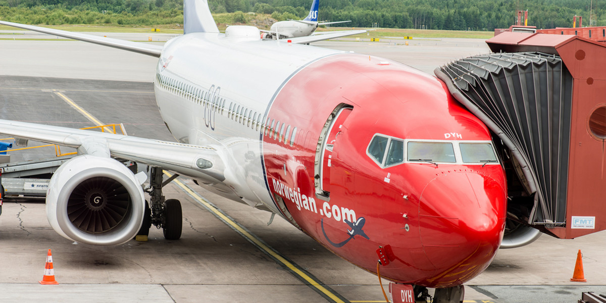Wskutek likwidacji działających w Szwecji i Danii spółek zależnych Norwegian Air zatrudniających pilotów i personel pokładowy, przewoźnik rozwiązał kontrakty z zatrudnionymi w Stanach Zjednoczonych, a także w Wielkiej Brytanii, Hiszpanii, Szwecji oraz Finlandii.