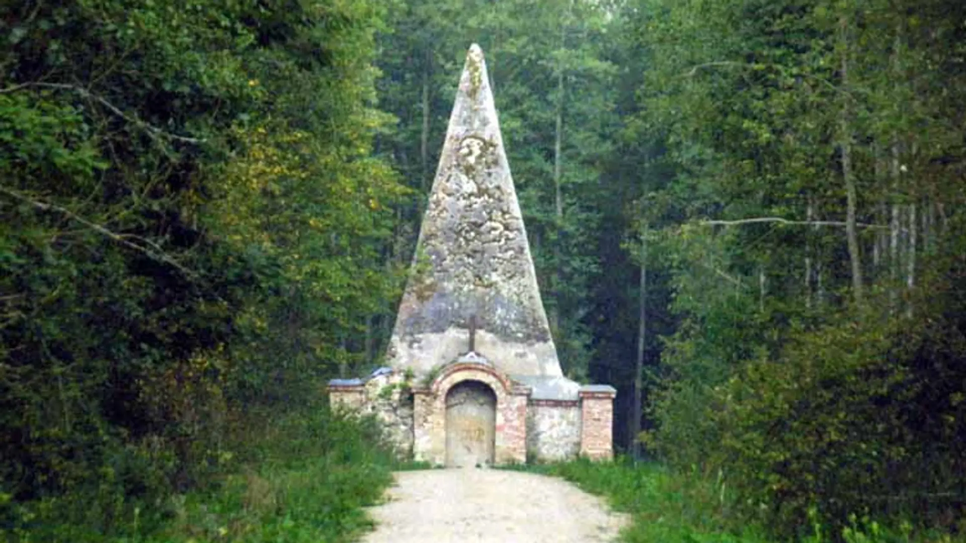 Cmentarzysko samochodów i piramida na Mazurach. Najlepsze miejscówki na Halloween