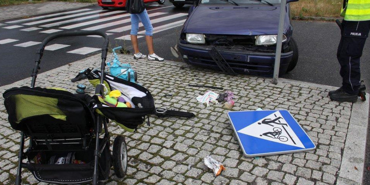 Potracenie rodziny z dwójką dzieci na pasach