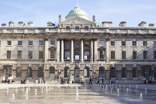 Somerset House w płomieniach. Większość zbiorów malarstwa pozostaje niezagrożona