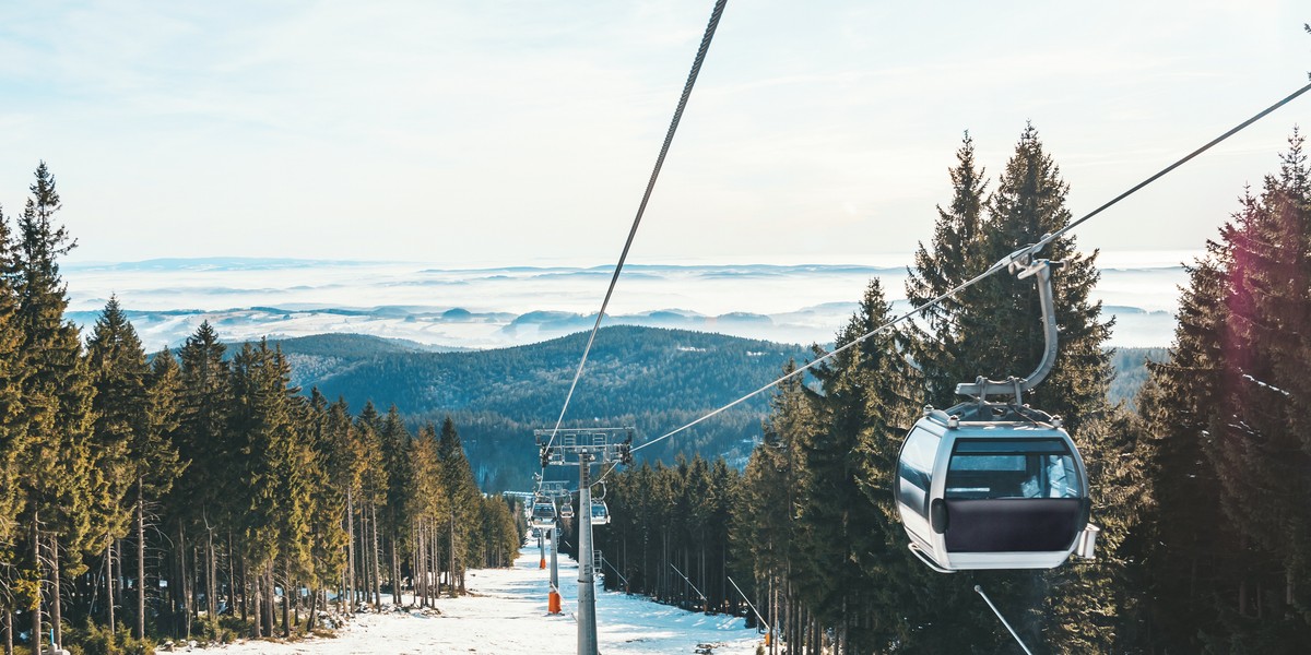 Gondola na wyciągu narciarskim.