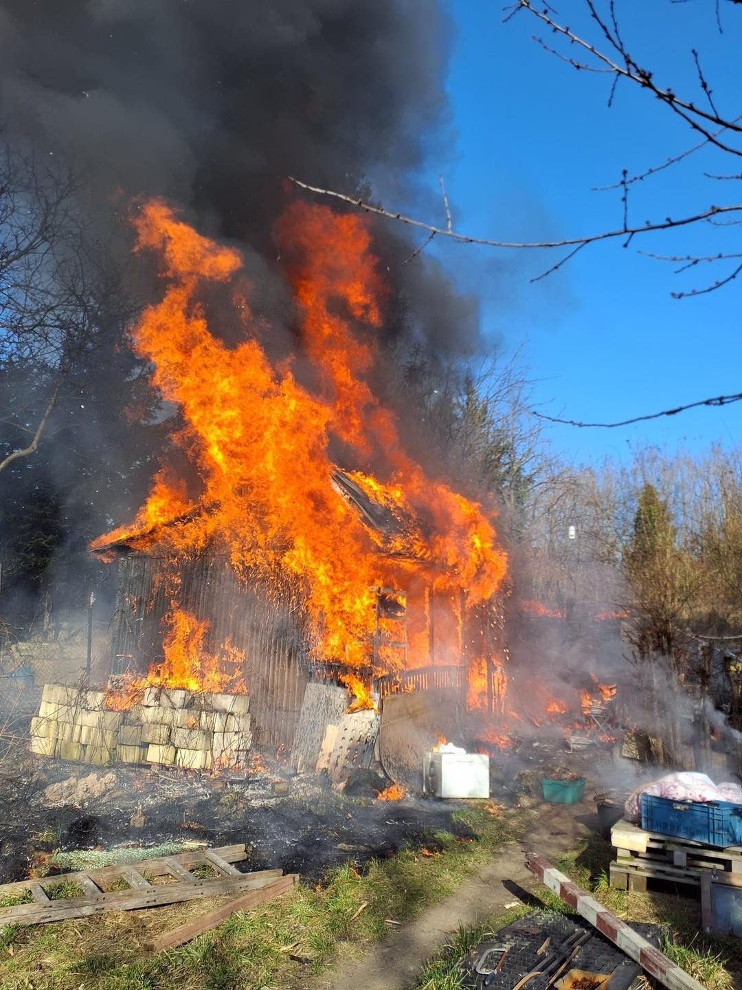Hasiči zasahovali pri požiari chatky na Furmanskej ulici v bratislavskom Lamači.