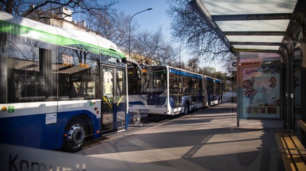 Ze względu na mniejszą liczbę osób w komunikacji miejskiej, kursowanie autobusów i tramwajów będzie ograniczone. 