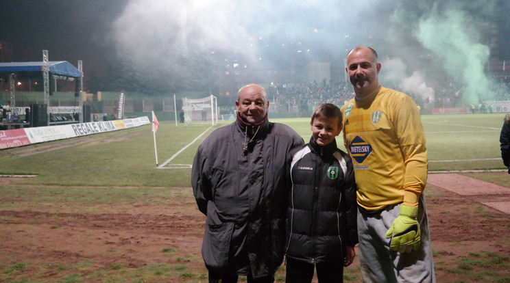 Király Gábor (jobbra) fiával és édesapjával búcsúztatta a stadiont / Fotó: kiralygabor.eu