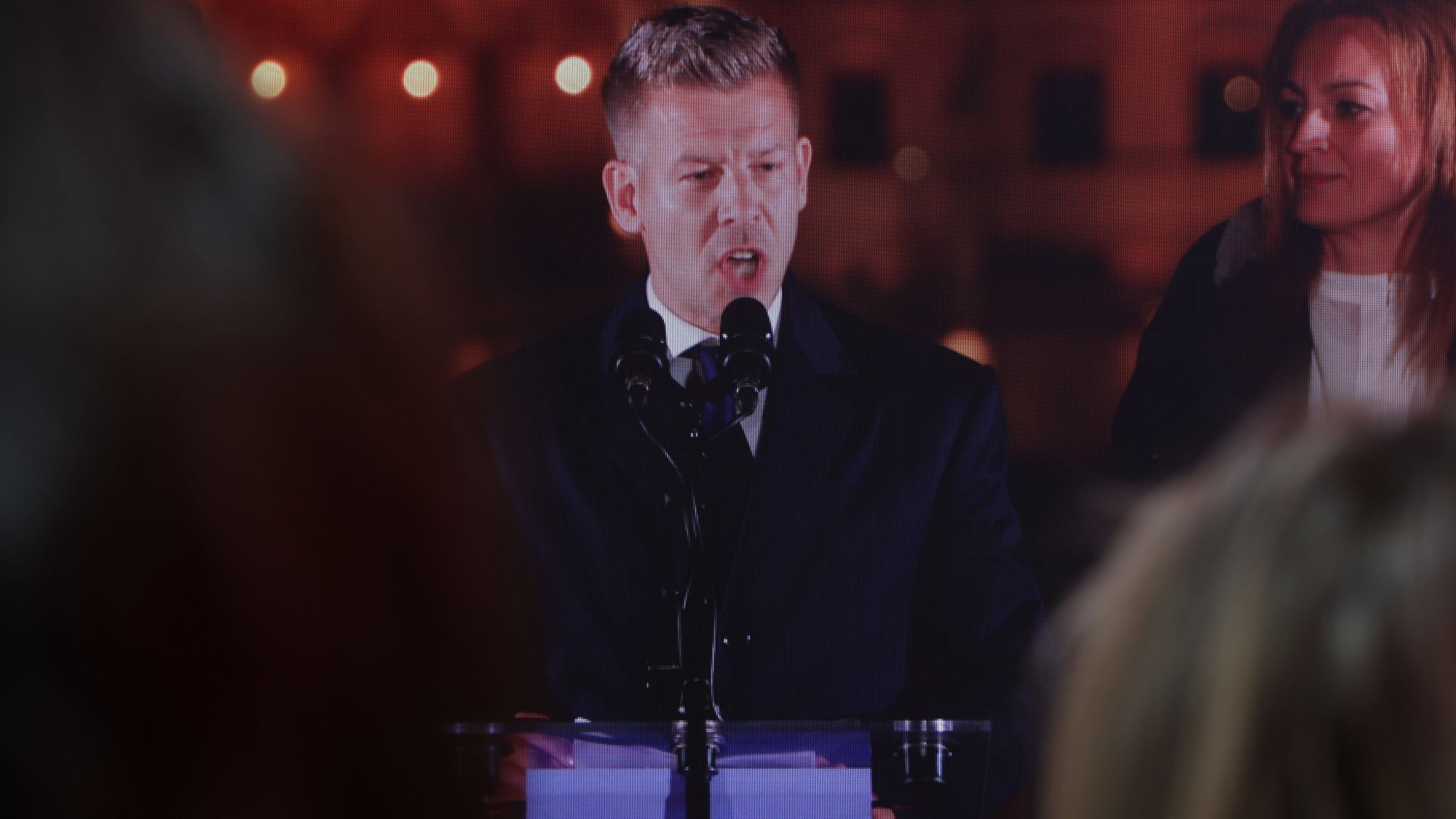 Péter Magyar ohlasuje víťazstvo vo voľbách.