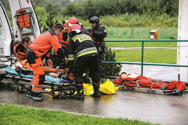 Przekazywanie poszkodowanych ze śmigłowca zespołom ratownictwa medycznego. Lądowisko w Zakopanem, sierpień 2019 r.