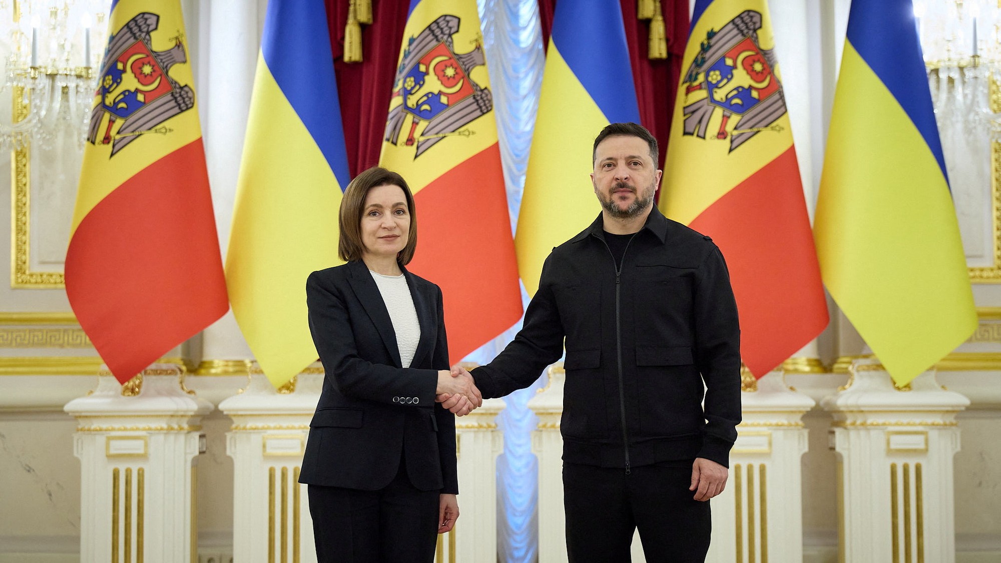 Moldavská prezidentka Maia Sanduová s ukrajinským prezidentom Volodymyrom Zelenským.