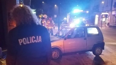 Nocny pościg ulicami Radomska. Auto wylądowało na kamienicy