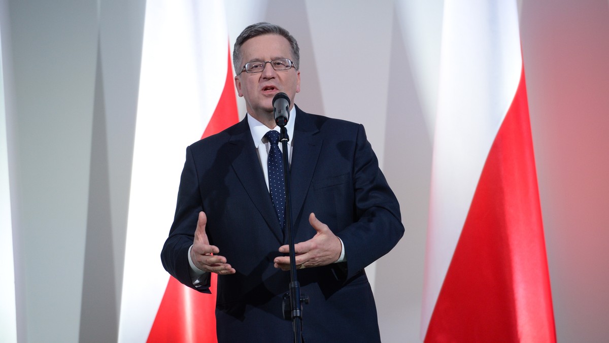 Prezydent Bronisław Komorowski nie odwiedzi dziś Hrubieszowa. Według biura prasowego Kancelarii Prezydenta, warunki pogodowe uniemożliwiają przelot śmigłowca; wizyta odbędzie się w innym terminie.