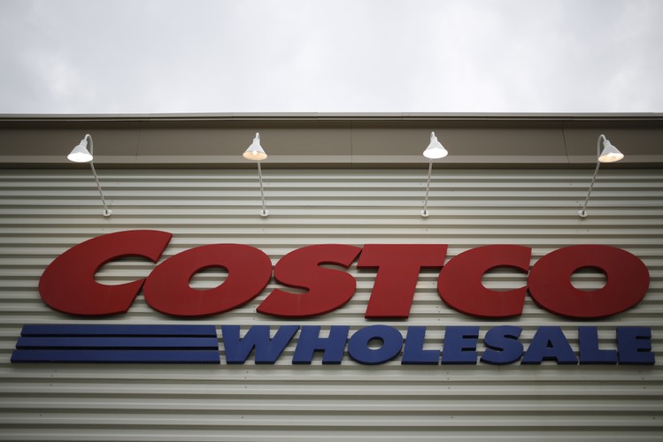 Costco to największa w Stanach Zjednoczonych sieć sklepów magazynowych dostępnych na zasadzie przywileju członkowskiego. Firma zajmuje się sprzedażą dużych ilości towarów, często w opakowaniach zbiorczych. Costco zatrudnia ponad 186 tysięcy pracowników w 649 sklepach zlokalizowanych na terenie USA.