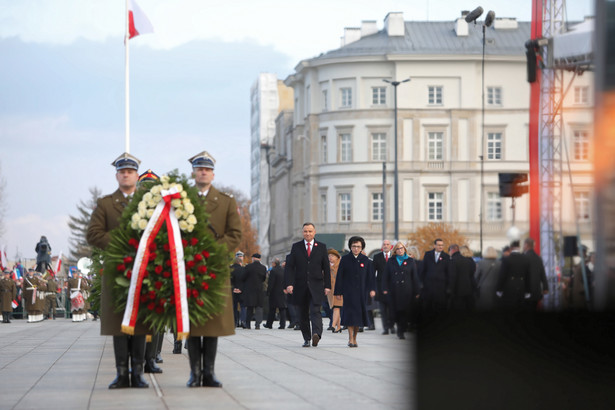 Jesteśmy Polakami i obowiązki mamy polskie - od prawa do lewa; niech to będzie lekcja dla nas i dla następnych pokoleń, że Polska najlepiej się rozwija i jest najsilniejsza, gdy rozumiemy, że najważniejsze sprawy polskie musimy prowadzić wspólnie - mówił w poniedziałek prezydent Andrzej Duda.