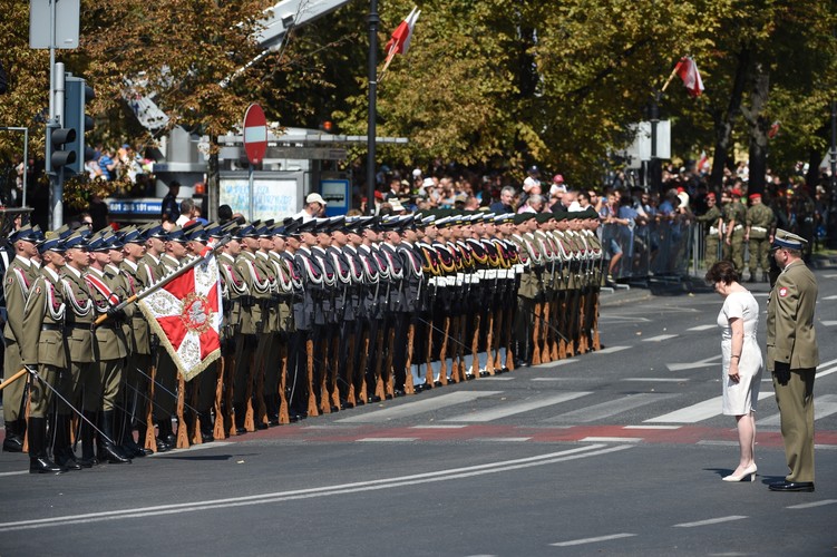 Premier Ewa Kopacz podczas uroczystości w Al. Ujazdowskich, przed rozpoczęciem defilady wojskowej