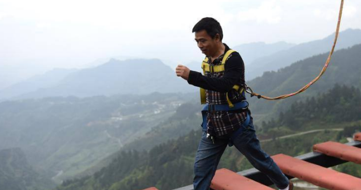 Стеклянный мост хуньчунь 2023. Опасный мост в китае. Опасный мост в китае. Опасный мост в китае. Самый опасный мост в мире.