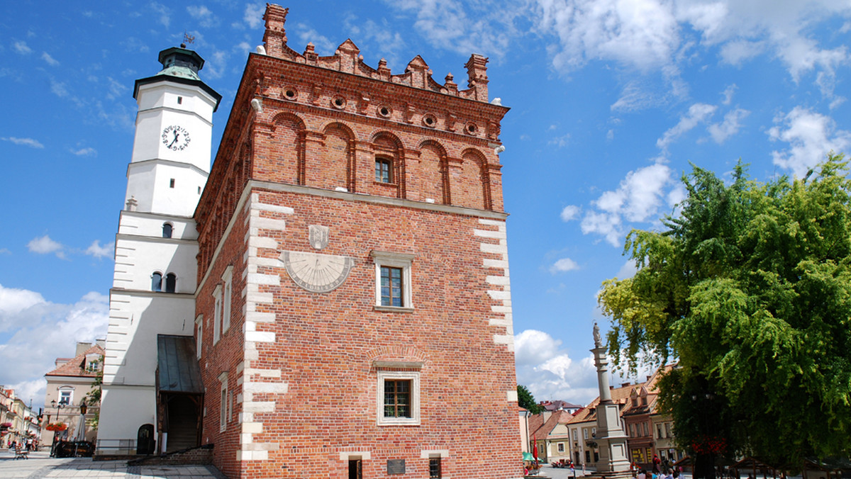 Niewiele jest równie wspaniałych miejsc jak wysoka wieża górująca nad starym miastem zawieszonym na wzgórzach między niebem a ziemią. Takim miejscem jest Sandomierz i górująca nad nim Brama Opatowska.