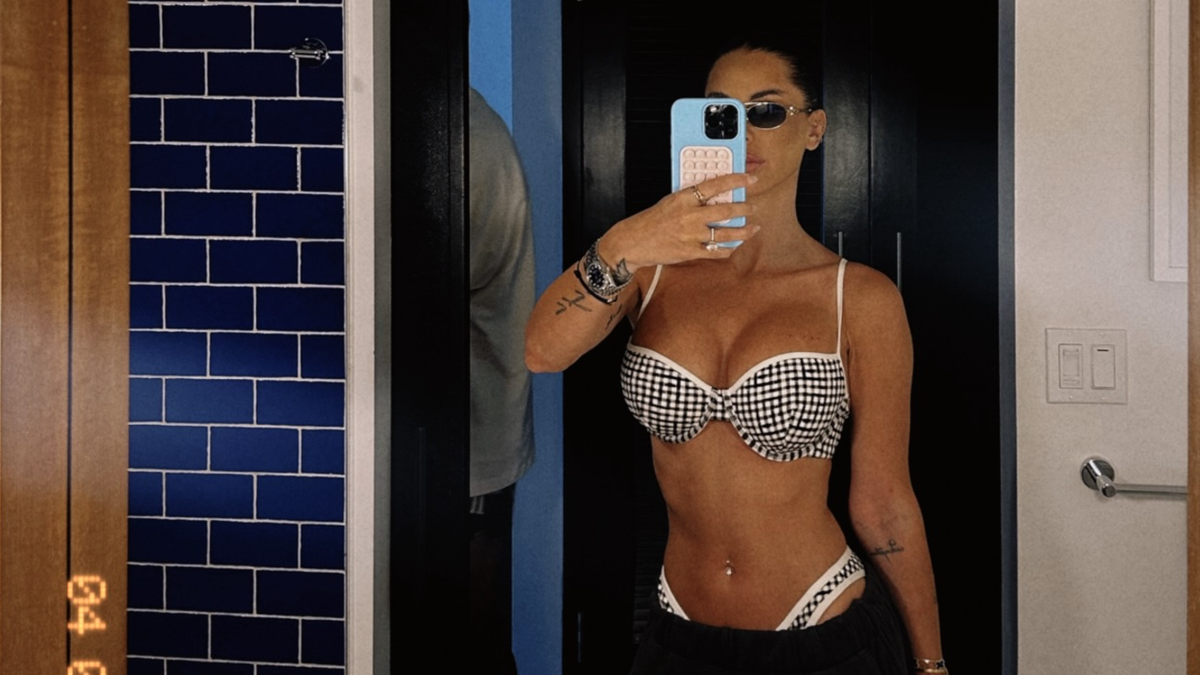 BUJNE GRUDI I PIRSING NA PUPKU Poznata Srpkinja se udala za fudbalera i otišla da živi u Ameriku, sad se skinula i pokazala obline