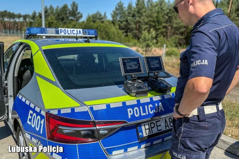 Policja kontroluje kierowców samochodów ciężarowych, ciężarówka, TIR