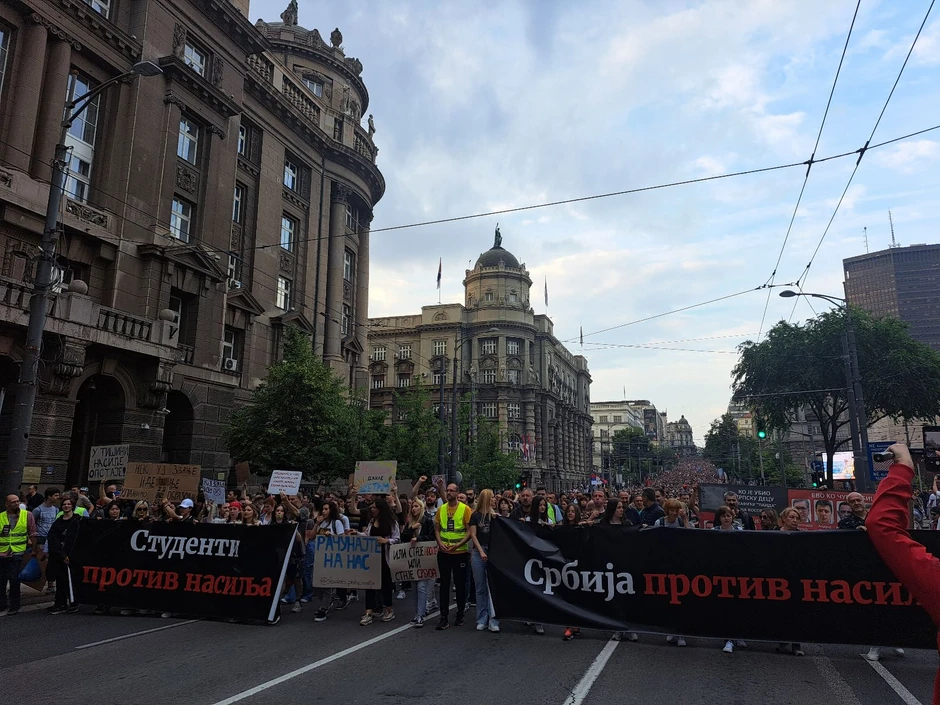 Kolona kod zgrade Vlade