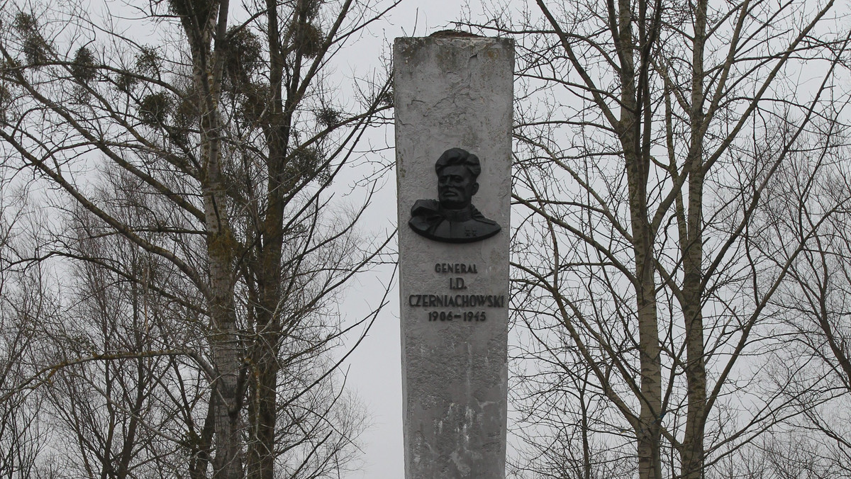 Pomnik generała sowieckiej armii Iwana Czerniachowskiego, który stoi na przedmieściach Pieniężna (woj. warmińsko-mazurskie) formalnie można już rozebrać - uprawomocniła się decyzja starostwa w Braniewie pozwalająca na jego rozbiórkę. Rosjanie są temu przeciwni.