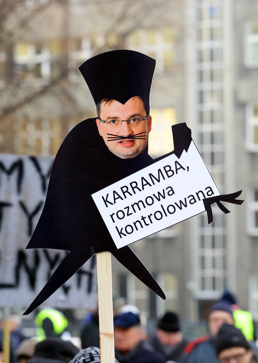 Hasła na transparentach KOD