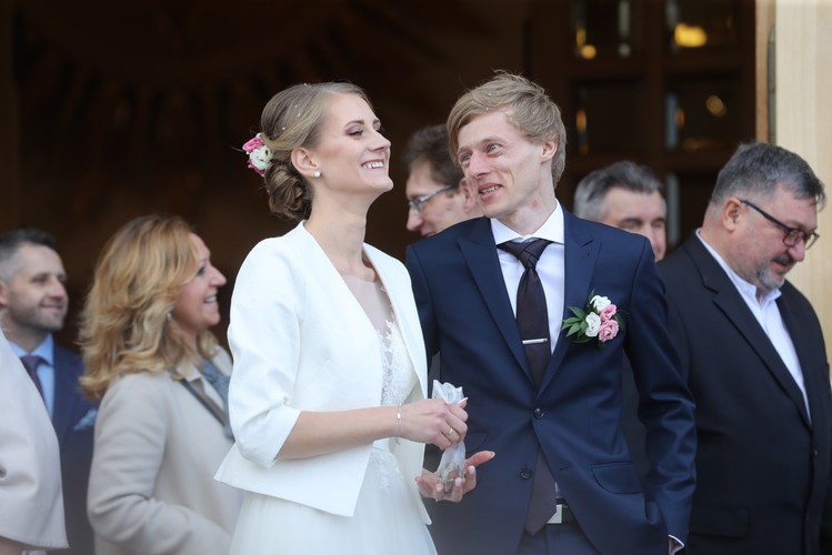 Reprezentant Polski w skokach narciarskich Dawid Kubacki poślubił Martę Majcher. Ceremonia odbyła się w sanktuarium Matki Bożej Częstochowskiej we wsi Bachledówka