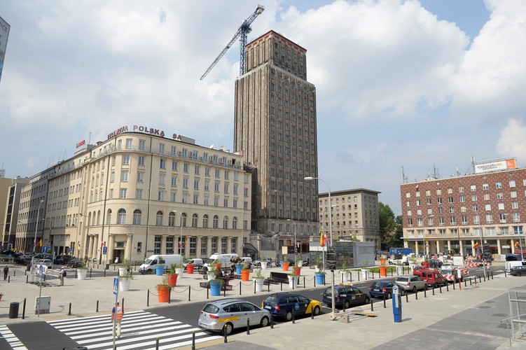 Po remoncie plac jest przeznaczony tylko dla spacerowiczów. Są na nim ławki, donice z roślinami, zniknął też parking. Na placu miały tez pojawić się finezyjnie wygięte latarnie, okazało się jednak, że miasto nie ma do nich praw. <br><br> fot. (mr) PAP/Radek Pietruszka