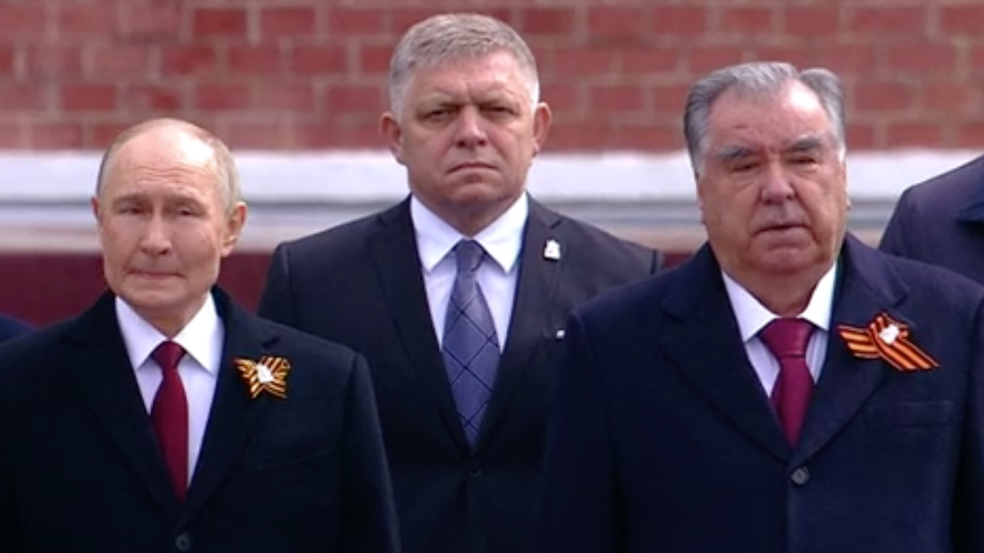 Putin s Ficom pri kladení vencov v Moskve.