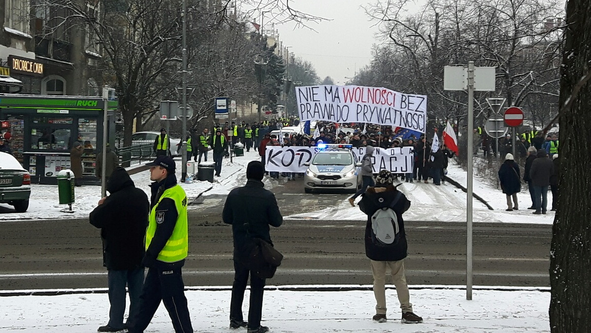 Kilka tysięcy osób wzięło udział w sobotniej demonstracji Komitetu Obrony Demokracji w Szczecinie. Manifestacja odbyła się pod hasłem "Stop inwigilacji - Szczecin dla demokracji".