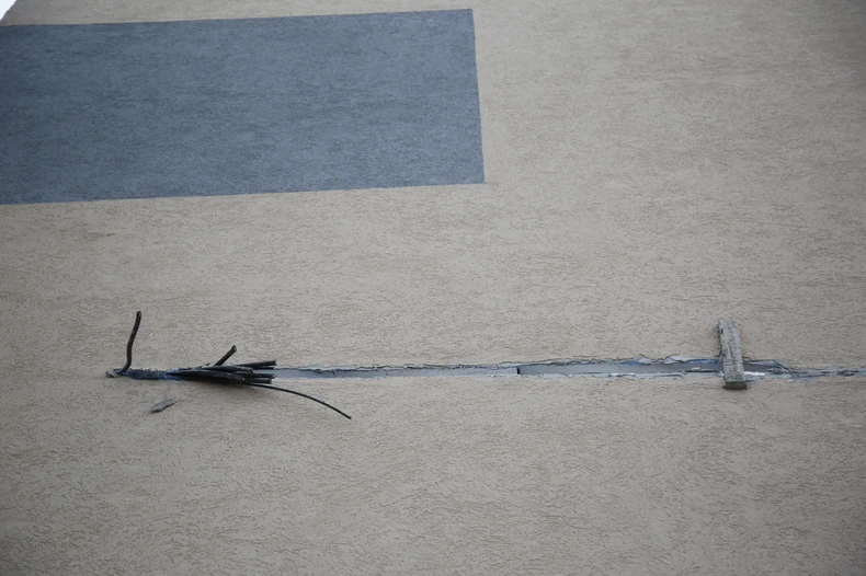 Kabl koji je uzidan u zgradu