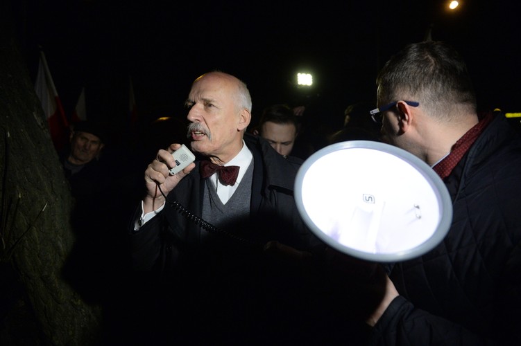 Kandydat Partii KORWiN na prezydenta RP - Janusz Korwin-Mikke wśród protestujących przed Komendą Powiatową Policji w Legionowie