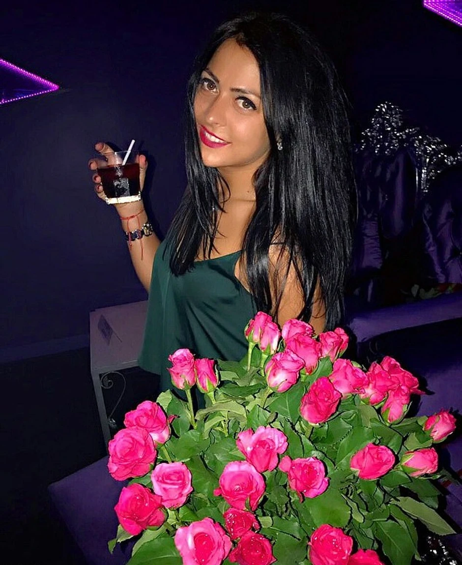 Okliznula se na travu dok je pozirala za fotografiju i pala