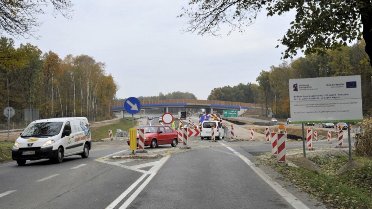 Dzisiaj w godzinach popołudniowych kierowcy będą mieli okazję pojechać fragmentem nowej, zachodniej obwodnicy Lublina. Wykonawca szykuje się do wprowadzenia końcowej fazy organizacji ruchu, w miejscu gdzie nastąpi połączenie nowej drogi ze starym przebiegiem drogi krajowej nr 19.