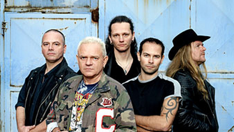 Niemieccy weterani heavy metalu, U.D.O. zawitali do Krakowa. Podczas sobotniego koncertu w klubie Kawadrat zespół promował swój najnowszy, wydany w 2011 roku krążek "Rev-Raptor". Mimo słabej frekwencji i wyraźnego zmęczenia gwiazdy wieczoru, Udo Dirkschneidera, fani zespołu bawili się znakomicie.
