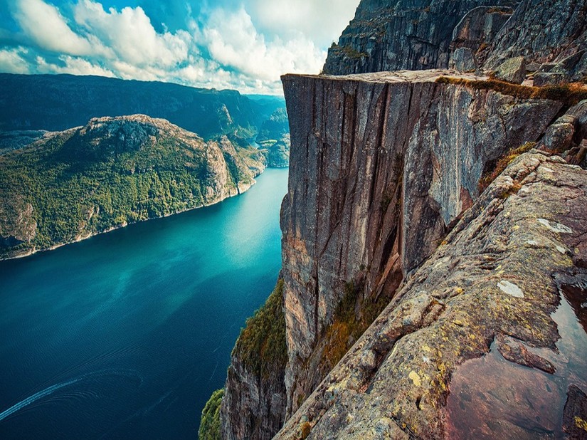 Fiord Preikestolen na wysokości 604 metrów/materiały prasowe Albatros