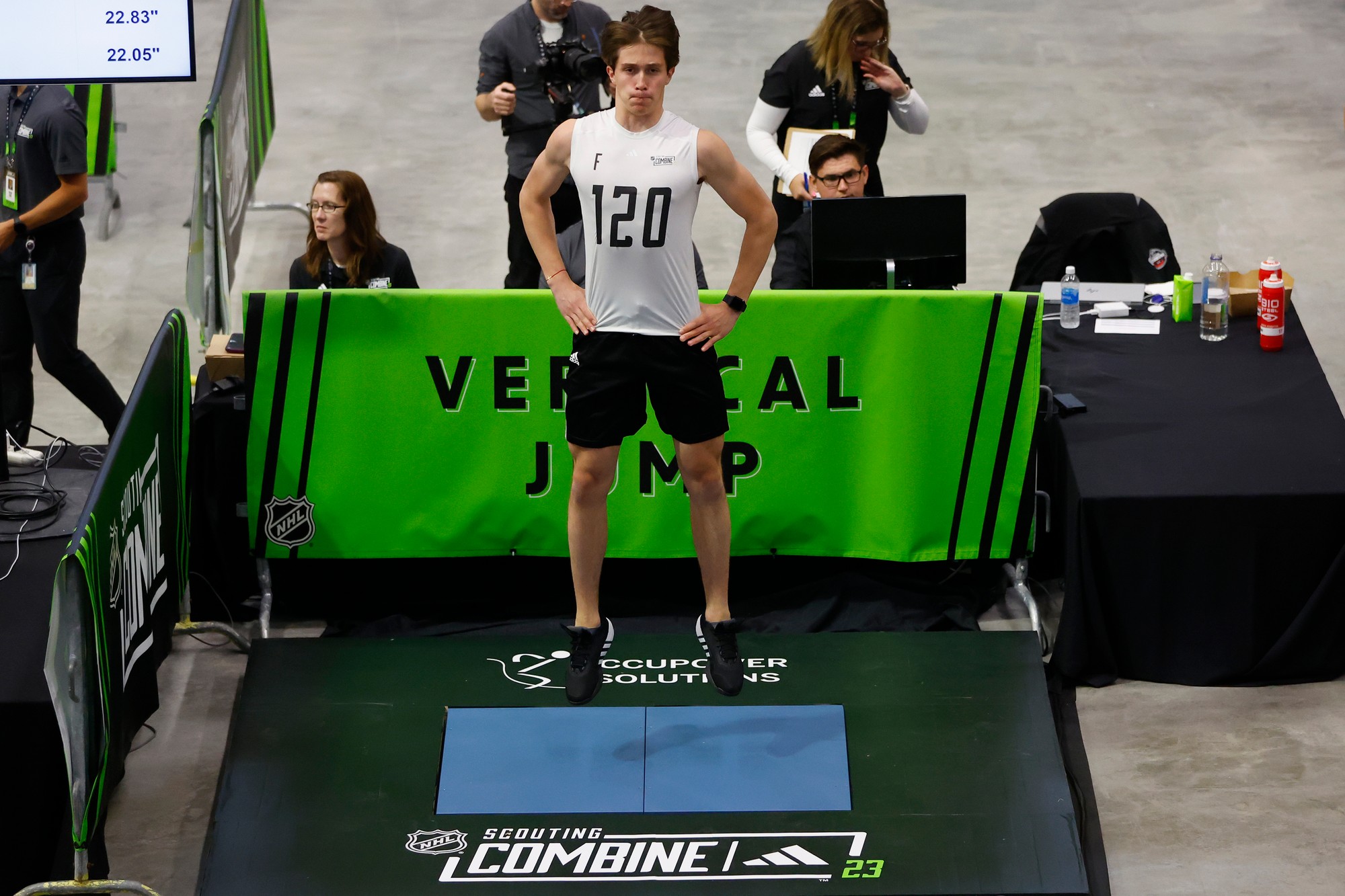 Slovenský hokejista Samuel Honzek, útočník Vancouveru Giants z juniorskej súťaže WHL, sa pripravuje na vertikálny skok počas tradičných testov v rámci NHL Draft combine v Buffale.