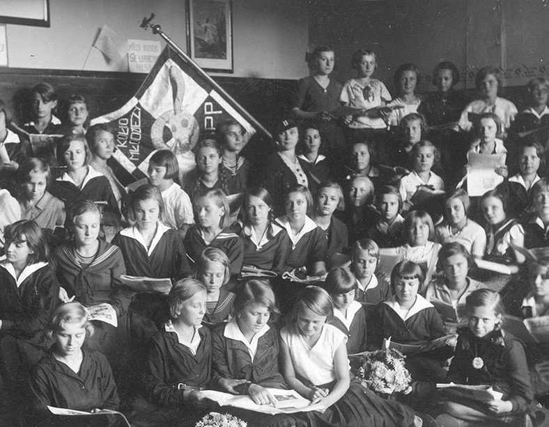 Uczennice szkoły powszechnej numer 12 w Poznaniu. Fotografia z 1934 r.