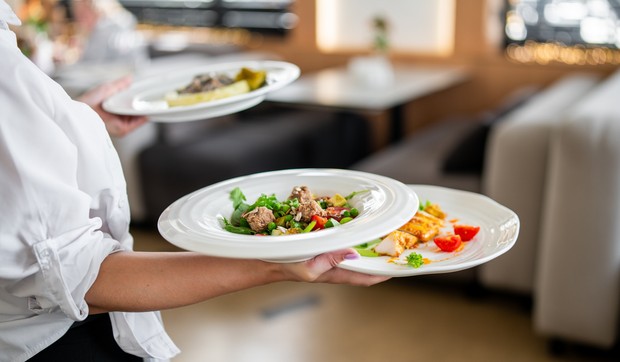 Mladi konobar priznao kolike su im plate na primorju