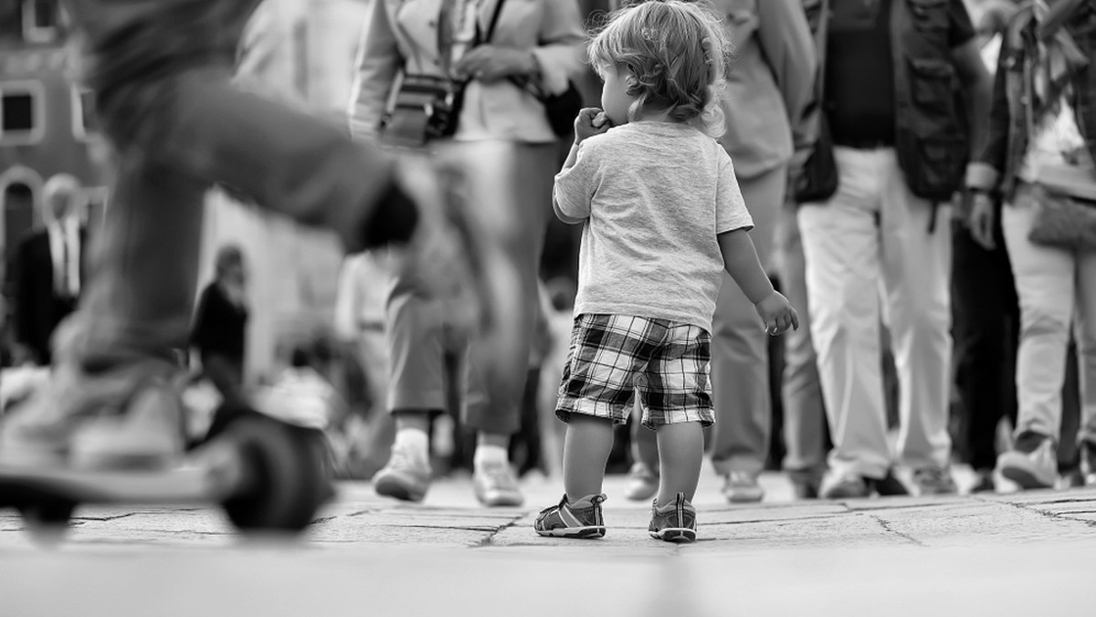 Czteroletni chłopiec przez prawie godzinę samotnie błąkał się po centrum Gdańska. Pomimo tłumu turystów, nikt z przechodniów nie zwrócił uwagi na zagubione dziecko. Dopiero policja pomogła zrozpaczonym rodzicom odnaleźć synka.