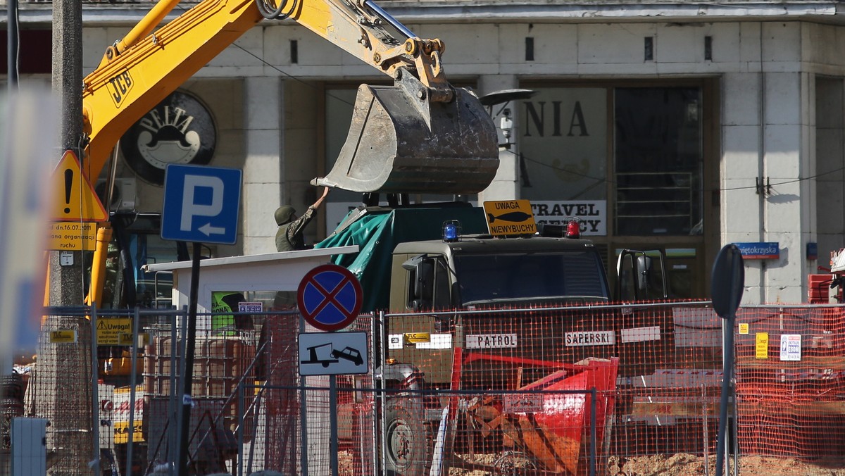 - Lepiej dmuchać na niewybuch, niż zbierać potem ruiny - mówi w rozmowie z Onetem o akcji saperów w centrum Warszawy Wojciech Szmajda, saper i ostatni szef sztabu 3. pułku saperów z Dębicy. Na budowie II linii metra w stolicy znaleziono ogromny pocisk ważący, wedle saperów, ok. 1,5 tony.